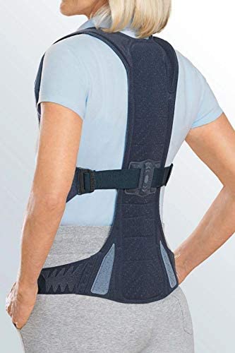 lu hastalar omurga korsesi ile nasıl rehabilite edilir? Sırt ağrısı veya osteoporozla ilişkili diğer rahatsızlıkları olan birçok hasta, beslenme, fizik tedavi ve destekleyici destek yoluyla konservatif olarak tedavi edilebilir. Bu hastalar için mantıklı destek çözümü, hastayı CASH (Cruciform Anterior Spinal Hiperekstansiyon), Jewett veya korseler gibi tam ekstansiyon desteklerine yerleştirerek omurganın omurları üzerindeki baskıyı azaltmaktır. Bunlar travmatik yaralanmalar için iyi çözümlerdir, ancak aşağıdaki nedenlerden dolayı uyum sorunları yaşayacak olan yaşlı osteoporoz hastası için en iyi çözüm olmayabilir: Nefes almada zorluk Uygulamanın zorluğu Hantal görünüm Genel rahatsızlık İlgili medya HABERLER Osteoporoz hakkında az bilinen gerçekler Yayımlandı16 Mayıs 2022 Osteoporoz, kemikleri zayıflatan ve kırılma olasılığını artıran yaygın bir hastalıktır. Teşhis edilmemiş ve tedavi edilmemiş olsa da, testler ve tedaviler nispeten basit ve genellikle etkilidir…. Devamını okuOsteoporoz hakkında az bilinen gerçekler medi'nin Spinomed® desteği , kademeli çekirdek güçlendirme antrenmanı, yapısal destek ve omurganın doğru konumlandırılması yoluyla osteoporoz hastasının durumunu ele almaya yardımcı olmak için özel olarak tasarlanmıştır. Spinomed, hastanın geçici olarak dik bir pozisyona getirilmesi yerine durumu iyileştirmeye ve düzeltmeye yardımcı olur. Osteoporoz hastasının rehabilitasyonunu kolaylaştırmak neden önemlidir? Daha iyi duruş ve denge ile düşmeleri önleyin Ağrı ve ilaçların azaltılması Daha yüksek aktivite sayesinde iyileştirilmiş yaşam tarzı Bağımsızlık Osteoporoz nedeniyle oluşan semptomların tedavisine yardımcı olduğu klinik olarak kanıtlanmıştır Hakemli ve yayımlanmış bir klinik çalışmada, sonuçlar Spinomed'in osteoporozla ilişkili sırttaki birçok semptom ve rahatsızlığı ele almak için önemli sonuçlar sağladığını göstermektedir. Benzersiz tasarım ve uyumlu özellikler katılımcıların aşağıdaki sonuçları elde etmesine yardımcı olmuştur: Sırt ekstansörlerini %73 oranında güçlendirin Karın fleksörlerini %58 oranında güçlendirin Kifoz açısını %11 oranında azaltın Günlük ağrıyı %38 oranında azaltın Vücudun salınımını %25 oranında azaltın Hayati kapasiteyi %7 oranında artırın